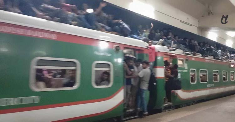 ছাদ ভর্তি যাত্রী নিয়ে ঢাকা ছাড়ছে ট্রেন